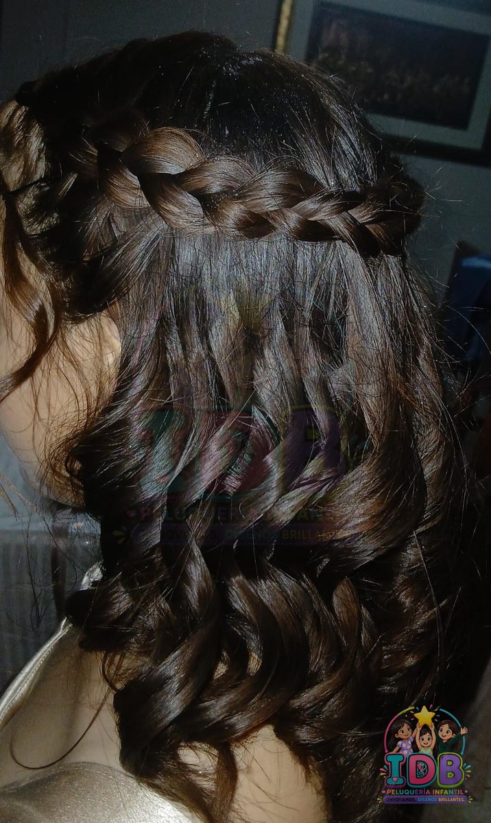 Trenza de corona sobre rizos