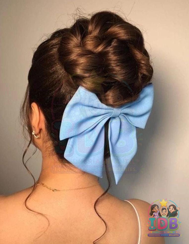 Moño alto trenzado con lazo azul