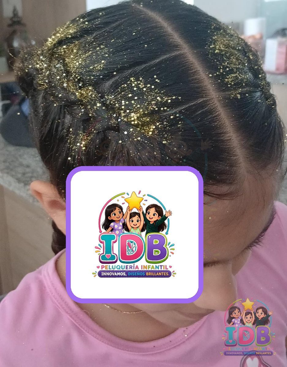 Trenzas con escarcha dorada en el cabello de una niña