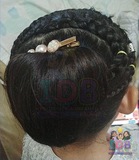 Recogido pulido con apliques de perlas
