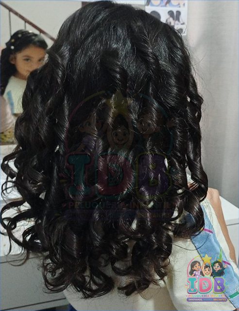 Melena larga con rizos definidos