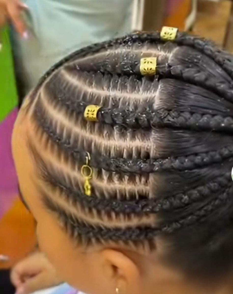 Trenzas cosidas con dijes dorados