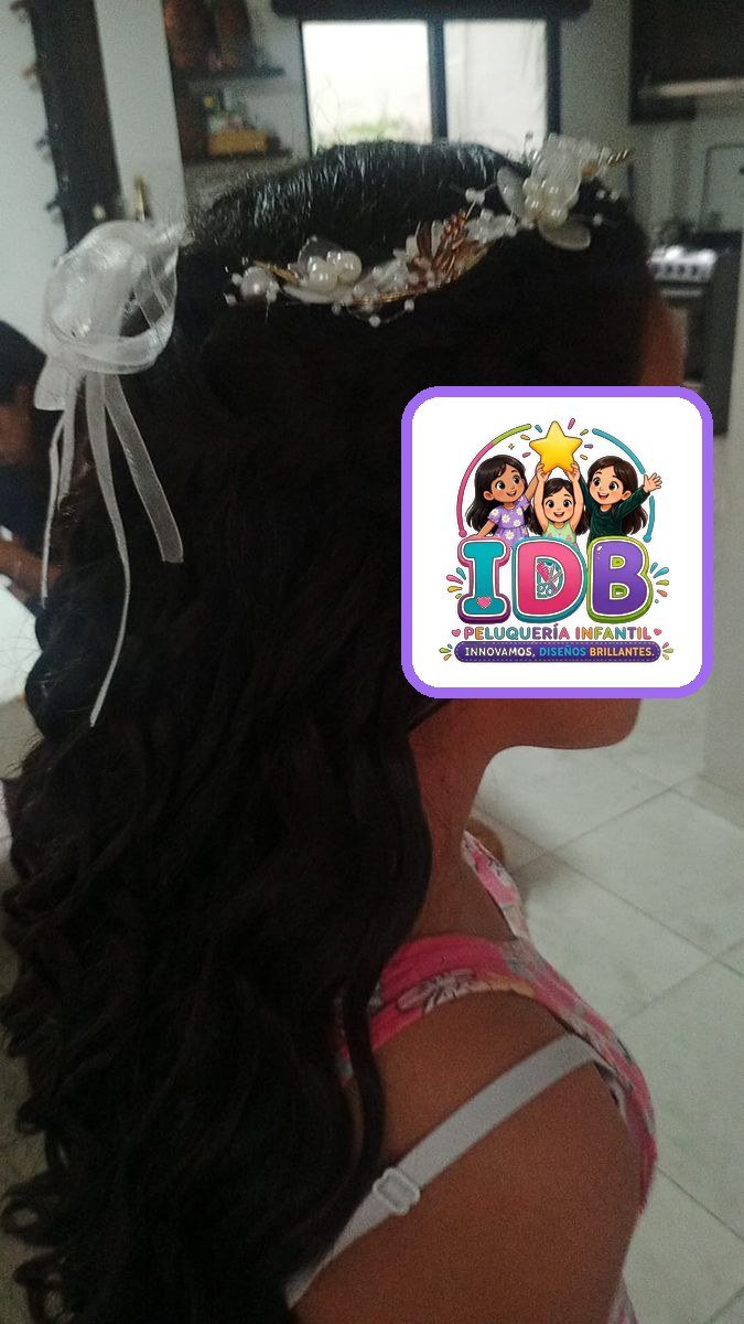 Melena ondulada con tocado de flores y lazo