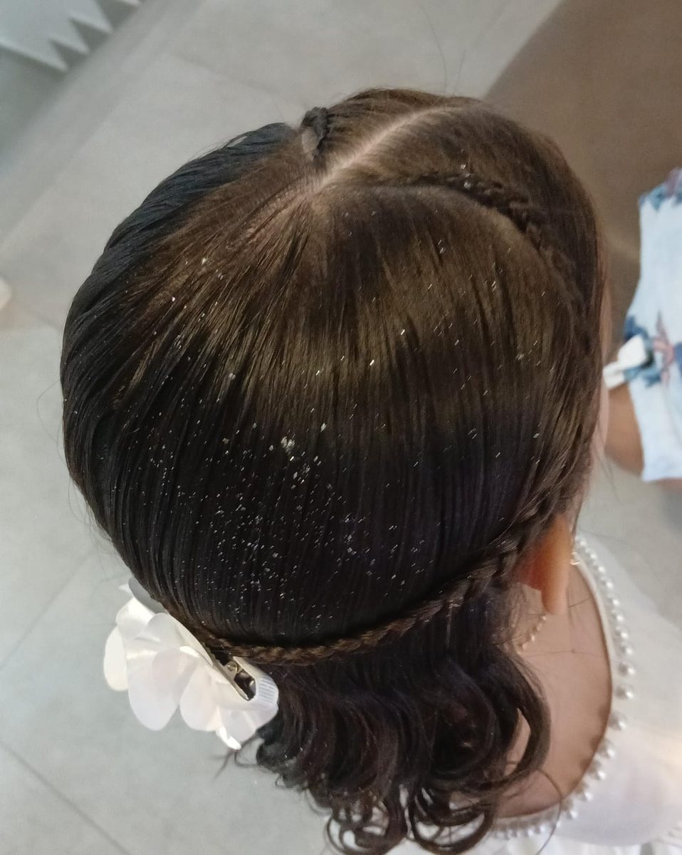 Recogido con trenza y flor blanca visto desde arriba