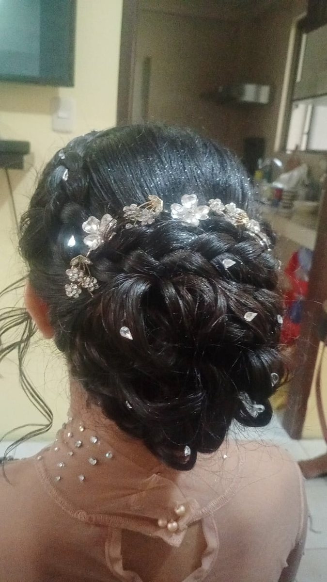 Recogido con apliques de cristales