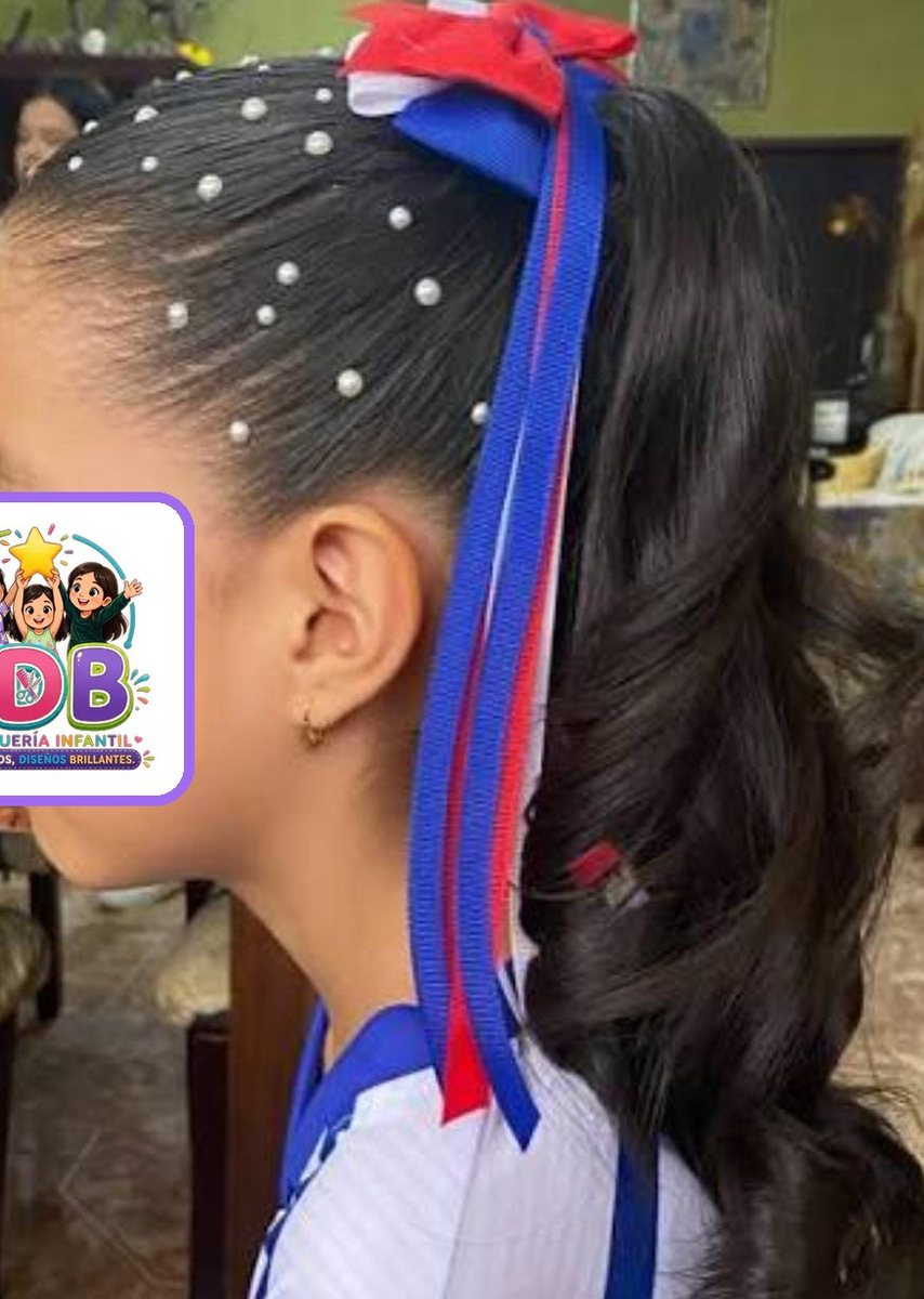 Coleta alta con perlas y lazo tricolor
