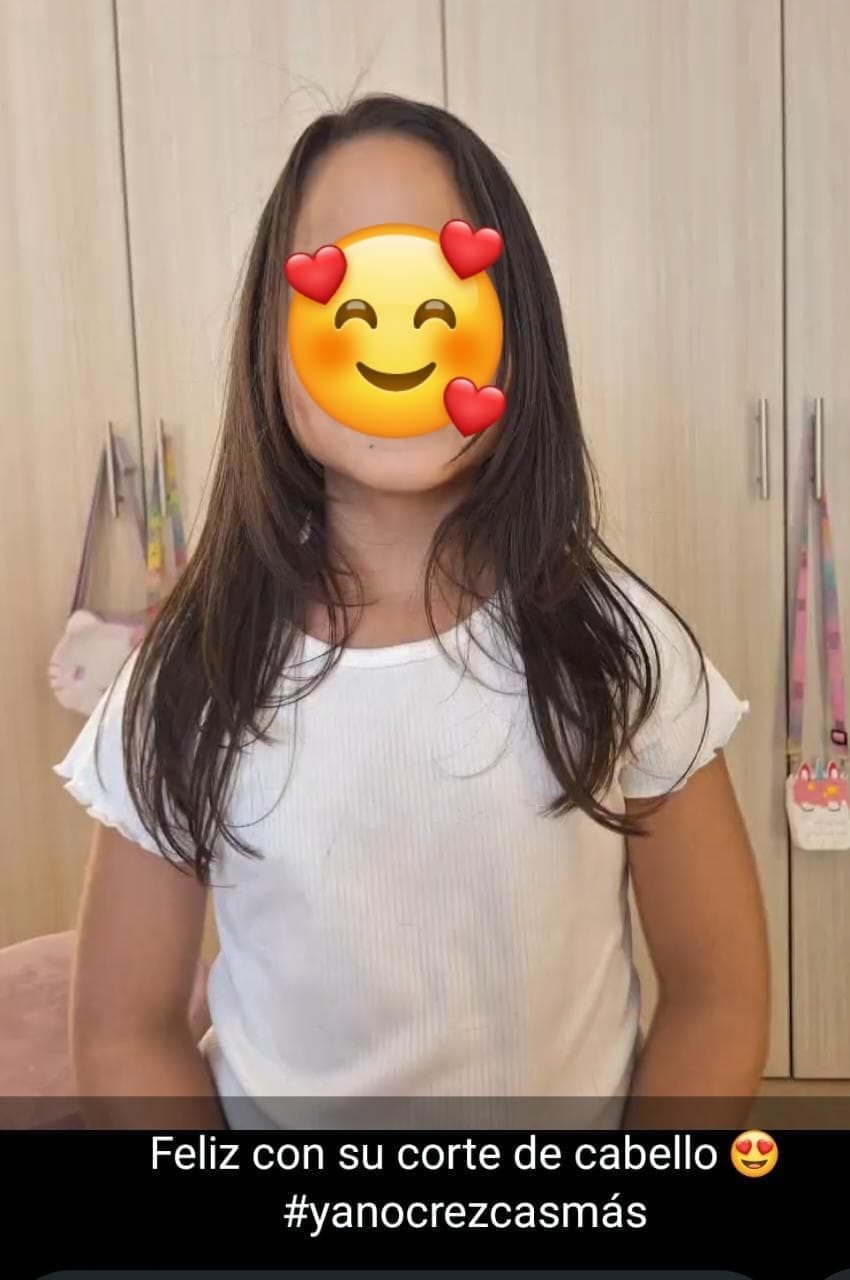 Estado de WhatsApp de una clienta: «Feliz con su corte de cabello», con la foto de su hija